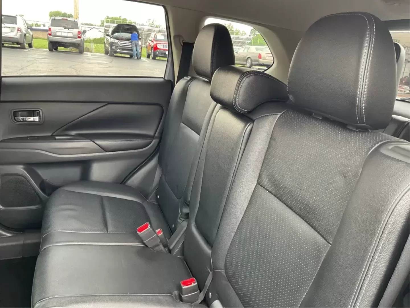 2015 Mitsubishi Outlander SE (JA4AZ3A31FZ) with an 2.4L I-4 variable valve control engine, located at 1230 East Main St, Xenia, OH, 45385, (937) 908-9800, 39.688026, -83.910172 - Photo#9