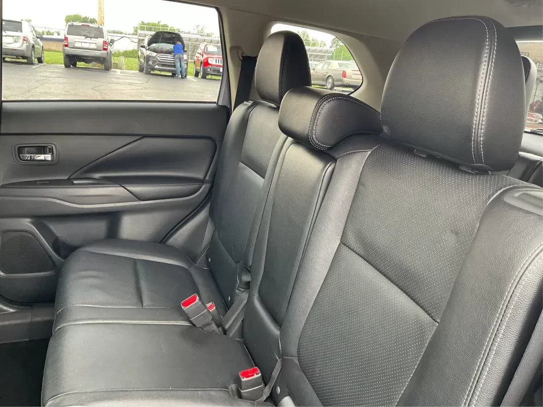 2015 Mitsubishi Outlander SE (JA4AZ3A31FZ) with an 2.4L I-4 variable valve control engine, located at 1230 East Main St, Xenia, OH, 45385, (937) 908-9800, 39.688026, -83.910172 - 2015 Mitsubishi Outlander SE - Photo#9