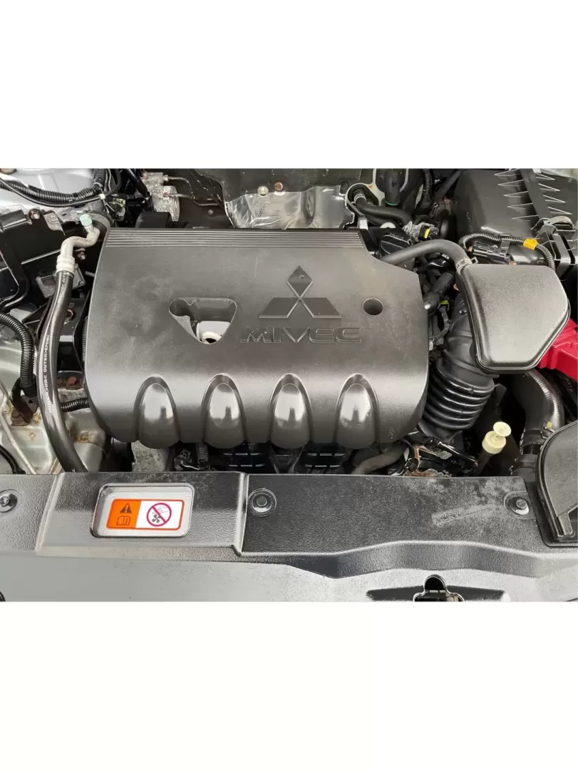 2015 Mitsubishi Outlander SE (JA4AZ3A31FZ) with an 2.4L I-4 variable valve control engine, located at 1230 East Main St, Xenia, OH, 45385, (937) 908-9800, 39.688026, -83.910172 - Photo#10