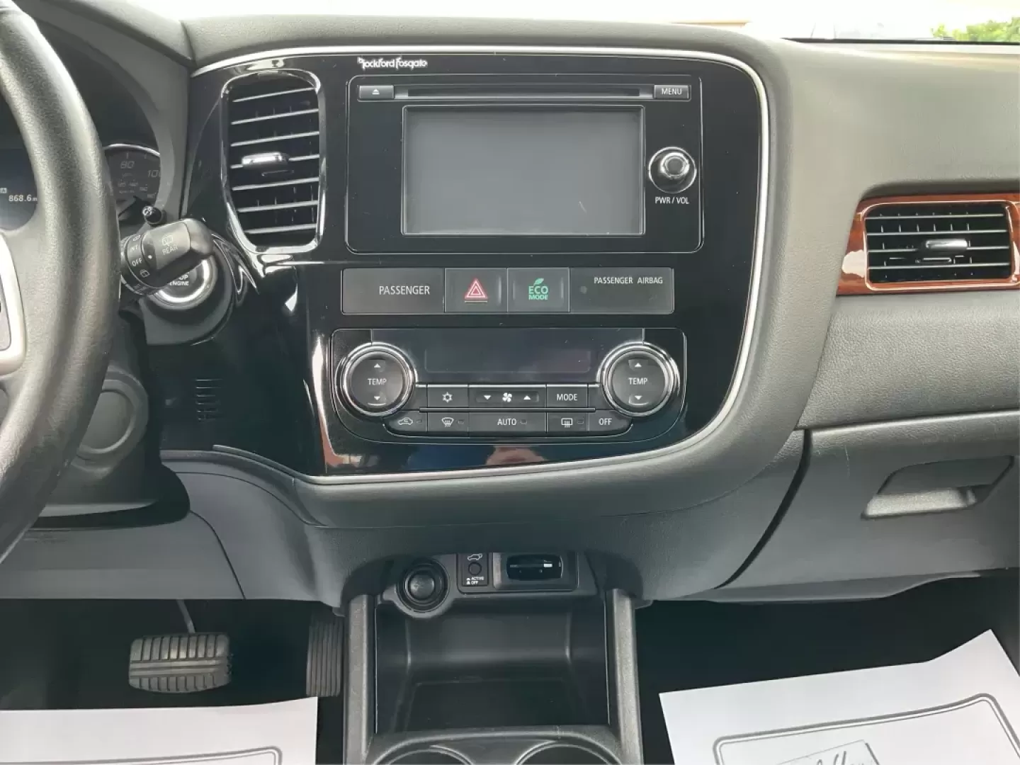 2015 Mitsubishi Outlander SE (JA4AZ3A31FZ) with an 2.4L I-4 variable valve control engine, located at 1230 East Main St, Xenia, OH, 45385, (937) 908-9800, 39.688026, -83.910172 - Photo#12