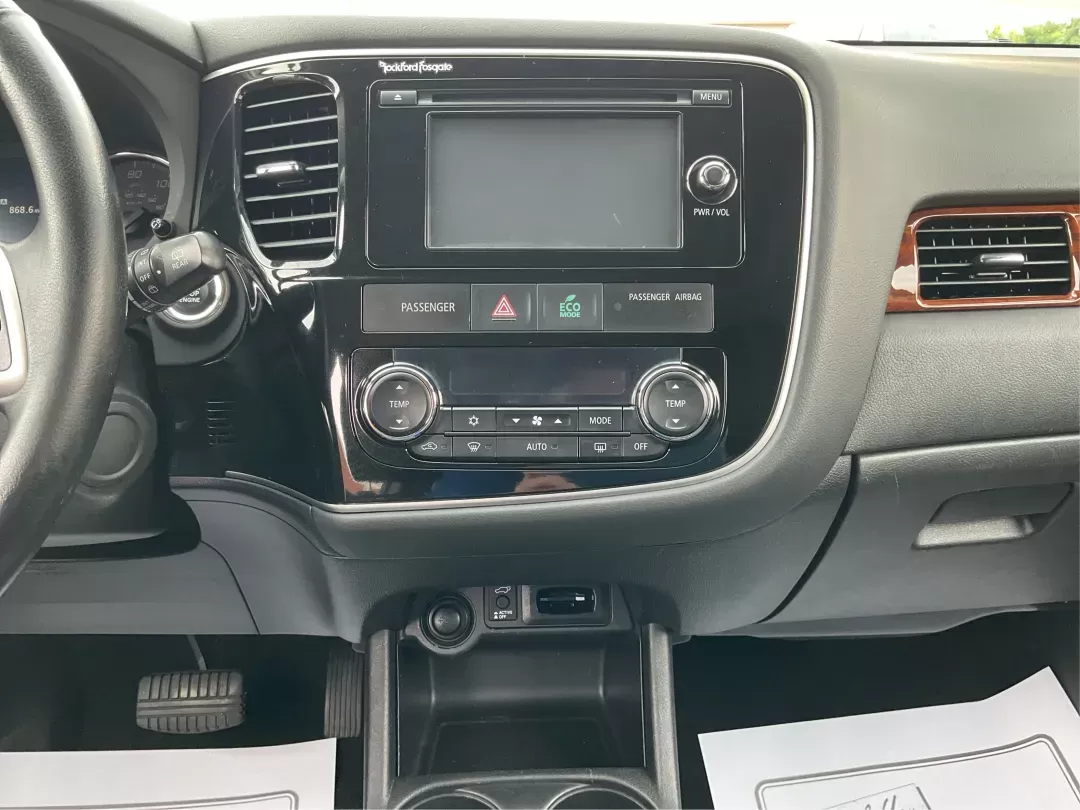 2015 Mitsubishi Outlander SE (JA4AZ3A31FZ) with an 2.4L I-4 variable valve control engine, located at 1230 East Main St, Xenia, OH, 45385, (937) 908-9800, 39.688026, -83.910172 - 2015 Mitsubishi Outlander SE - Photo#11