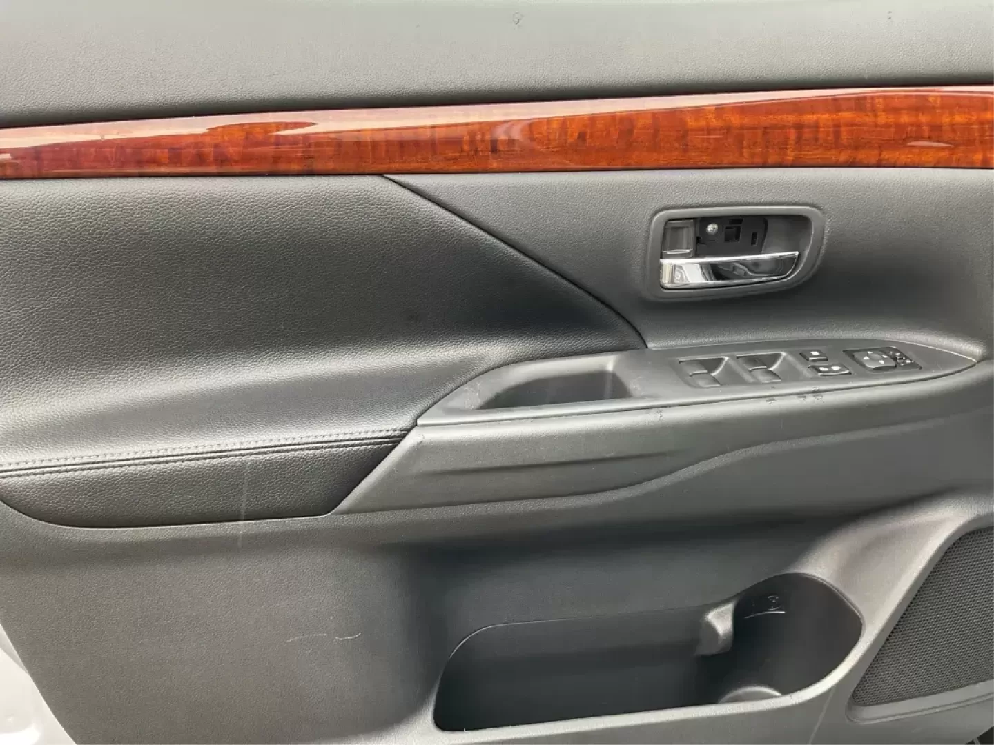 2015 Mitsubishi Outlander SE (JA4AZ3A31FZ) with an 2.4L I-4 variable valve control engine, located at 1230 East Main St, Xenia, OH, 45385, (937) 908-9800, 39.688026, -83.910172 - Photo#17