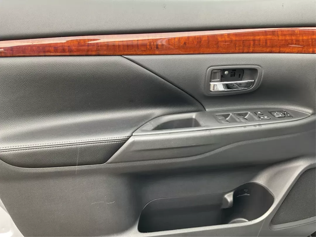 2015 Mitsubishi Outlander SE (JA4AZ3A31FZ) with an 2.4L I-4 variable valve control engine, located at 1230 East Main St, Xenia, OH, 45385, (937) 908-9800, 39.688026, -83.910172 - 2015 Mitsubishi Outlander SE - Photo#16