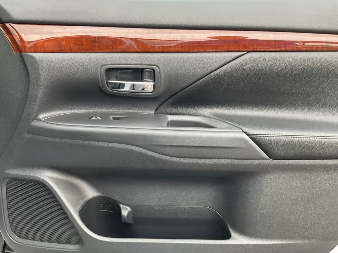 2015 Mitsubishi Outlander SE (JA4AZ3A31FZ) with an 2.4L I-4 variable valve control engine, located at 1230 East Main St, Xenia, OH, 45385, (937) 908-9800, 39.688026, -83.910172 - 2015 Mitsubishi Outlander SE - Photo#17