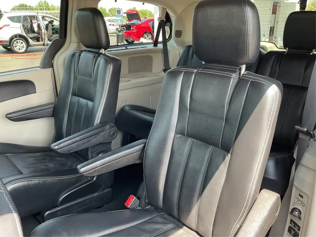 2014 Chrysler Town and Country Touring (2C4RC1BG3ER) with an Pentastar 3.6L V-6 DOHC engine, located at 1099 N County Rd 25A , Troy, OH, 45373, (937) 908-9800, 40.057079, -84.212883 - 2014 Chrysler Town and Country Touring - Photo#9
