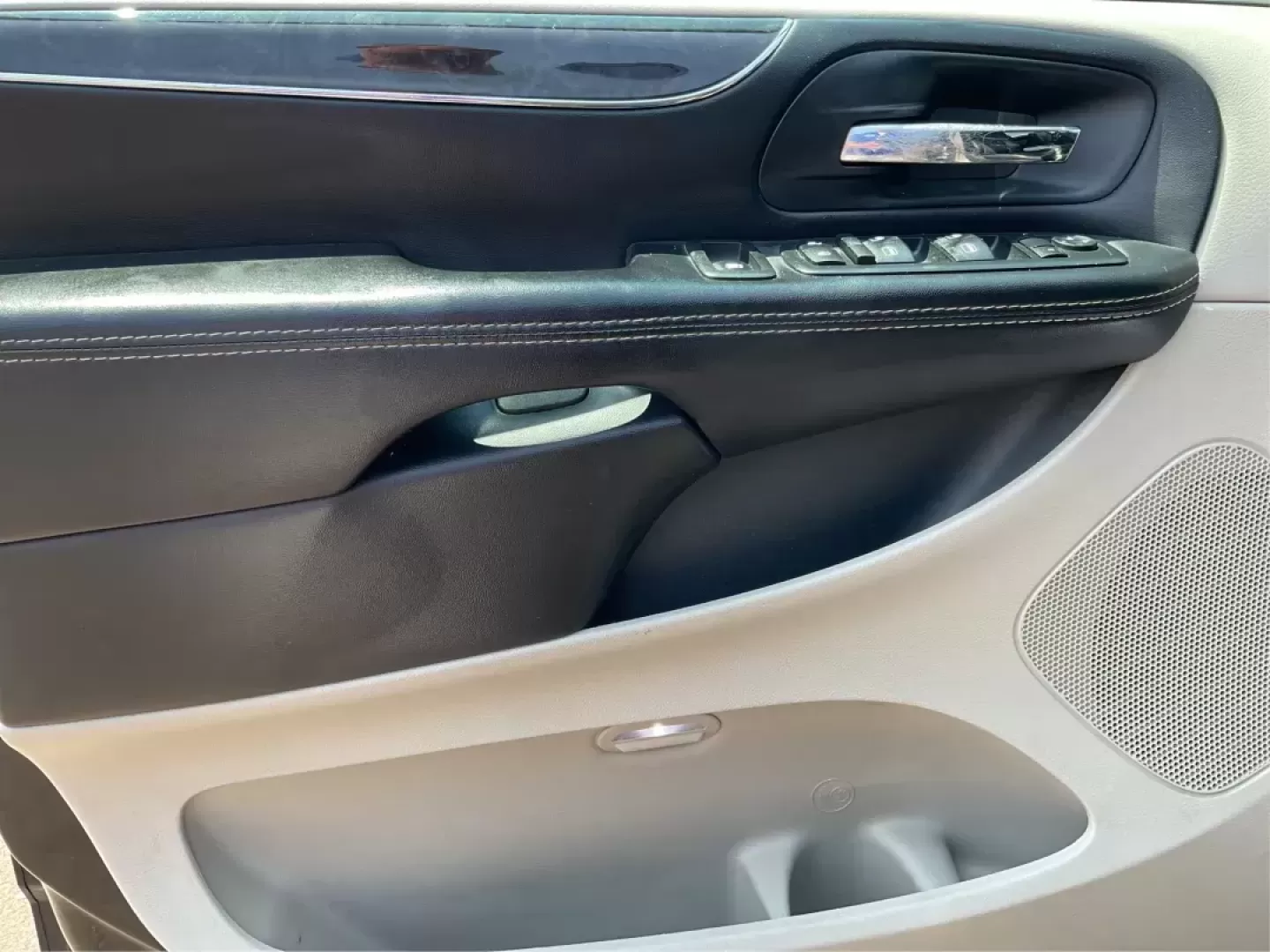 2014 Chrysler Town and Country Touring (2C4RC1BG3ER) with an Pentastar 3.6L V-6 DOHC engine, located at 1099 N County Rd 25A, Troy, OH, 45373, (937) 908-9800, 40.057079, -84.212883 - Photo#18