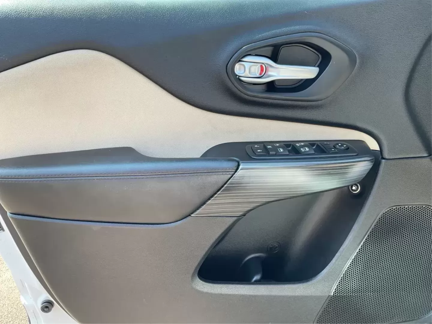 2016 Jeep Cherokee Latitude (1C4PJMCS9GW) with an Other engine, located at 8750 N County Rd 25A, Piqua, OH, 45356, (937) 908-9800, 40.164391, -84.232513 - Photo#18