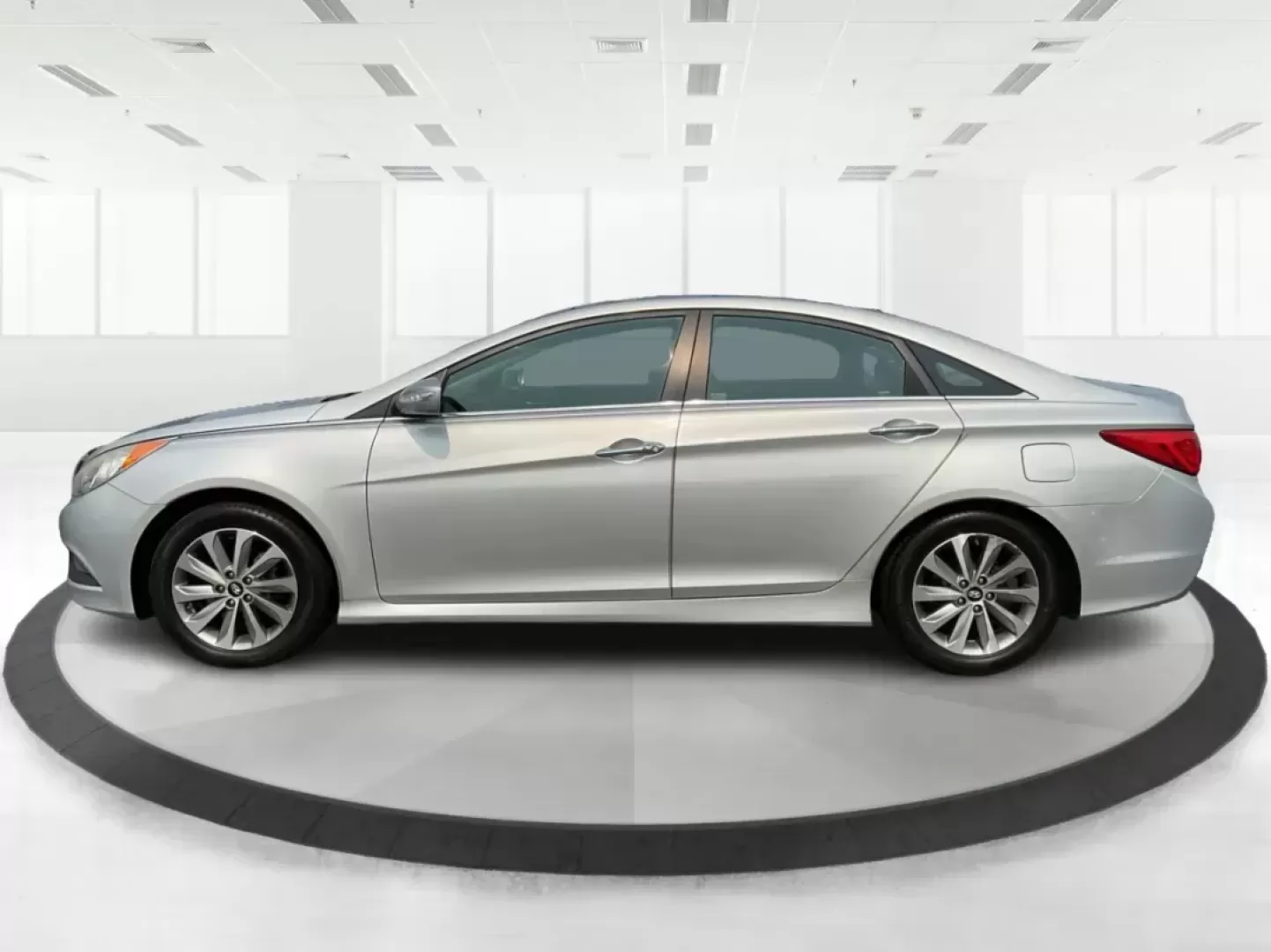 2014 Hyundai Sonata Limited (5NPEC4AC8EH) with an 2.4L I-4 gasoline direct injection engine, located at 1951 S Dayton Lakeview Rd., New Carlisle, OH, 45344, (937) 908-9800, 39.890999, -84.050255 - 2014 Hyundai Sonata Limited - Photo#5