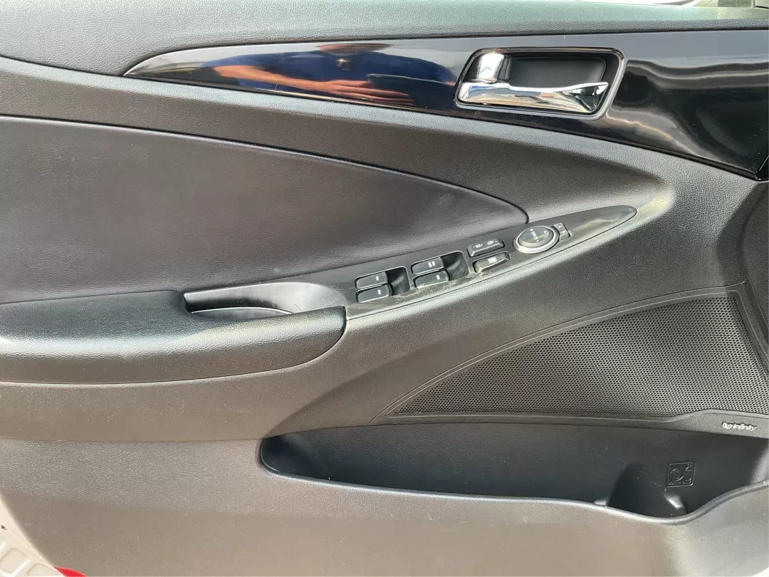 2014 Hyundai Sonata Limited (5NPEC4AC8EH) with an 2.4L I-4 gasoline direct injection engine, located at 1951 S Dayton Lakeview Rd., New Carlisle, OH, 45344, (937) 908-9800, 39.890999, -84.050255 - 2014 Hyundai Sonata Limited - Photo#17