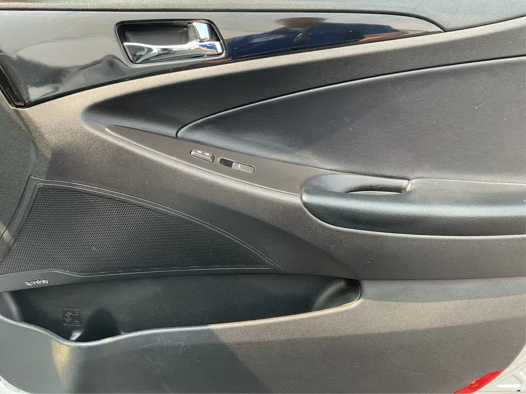 2014 Hyundai Sonata Limited (5NPEC4AC8EH) with an 2.4L I-4 gasoline direct injection engine, located at 1951 S Dayton Lakeview Rd., New Carlisle, OH, 45344, (937) 908-9800, 39.890999, -84.050255 - 2014 Hyundai Sonata Limited - Photo#18