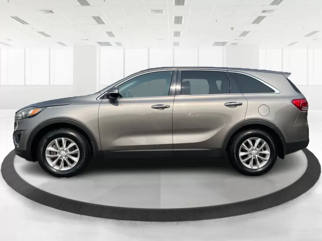 2017 Kia Sorento 2.4L L (5XYPG4A3XHG) with an 2.4L I-4 gasoline direct injection engine, located at 1099 N County Rd 25A , Troy, OH, 45373, (937) 908-9800, 40.057079, -84.212883 - 2017 Kia Sorento 2.4L L - Photo#5