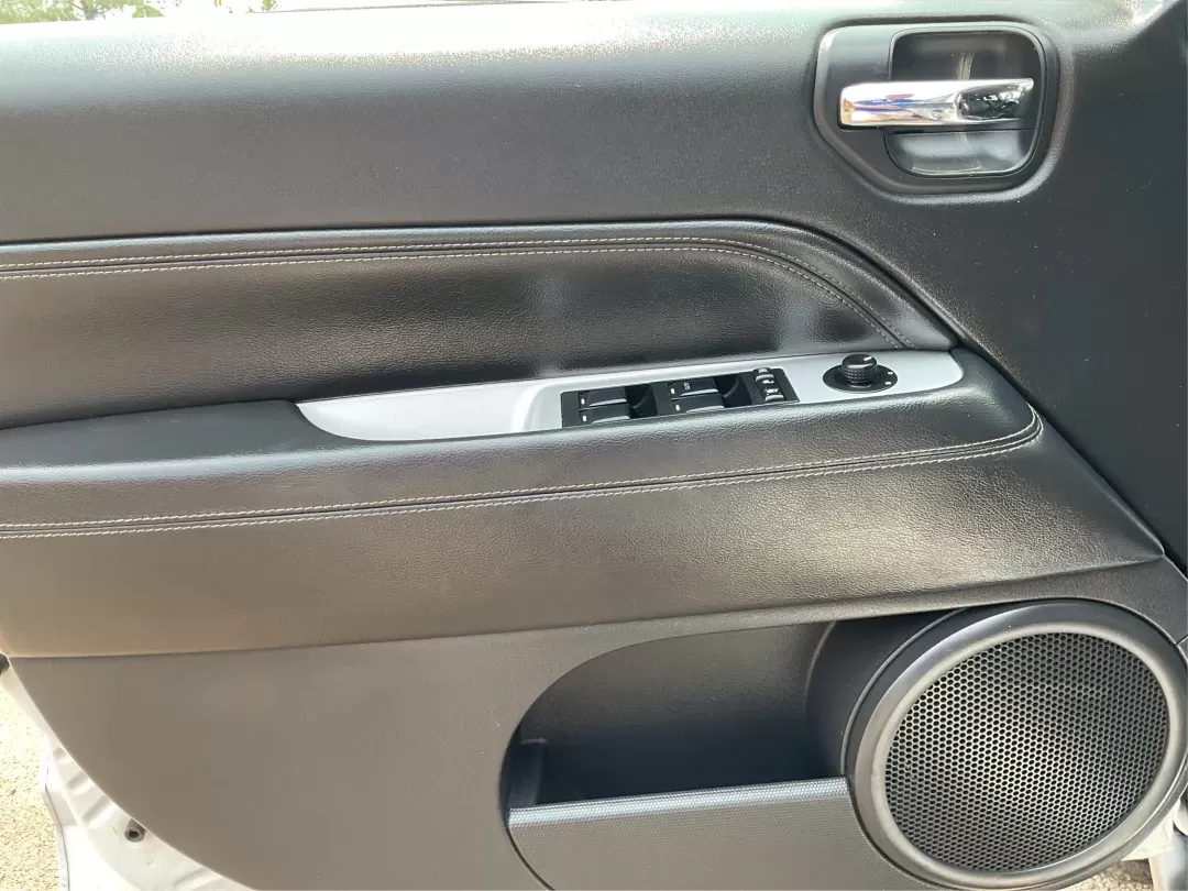 2016 Jeep Compass High Altitude Edition (1C4NJDEB9GD) with an 2.4L I-4 DOHC engine, located at 1230 East Main St, Xenia, OH, 45385, (937) 908-9800, 39.688026, -83.910172 - Photo#16