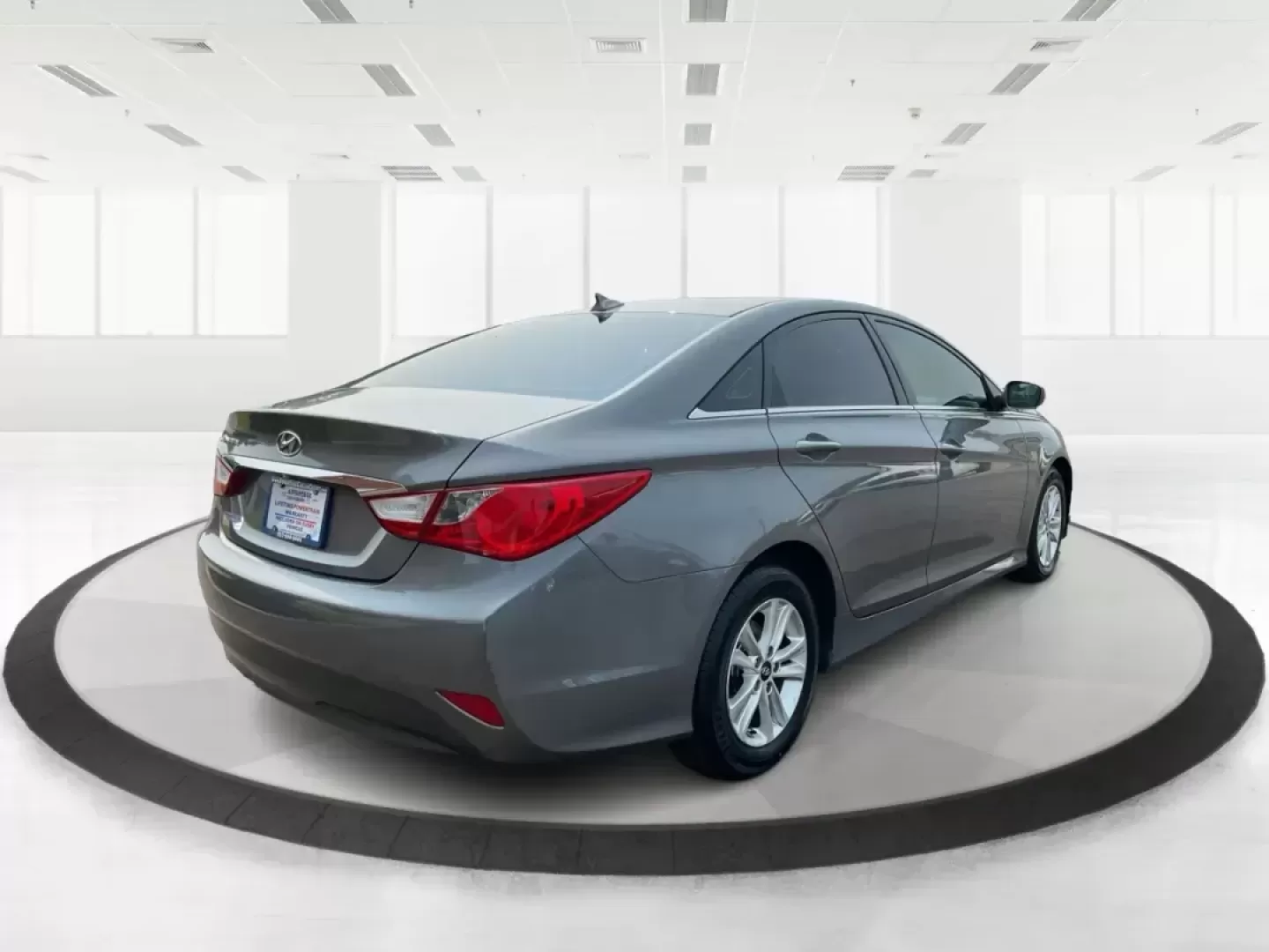 2014 Hyundai Sonata GLS (5NPEB4AC8EH) with an 2.4L I-4 gasoline direct injection engine, located at 401 Woodman Dr, Riverside, OH, 45431, (937) 908-9800, 39.760899, -84.123421 - Photo#2