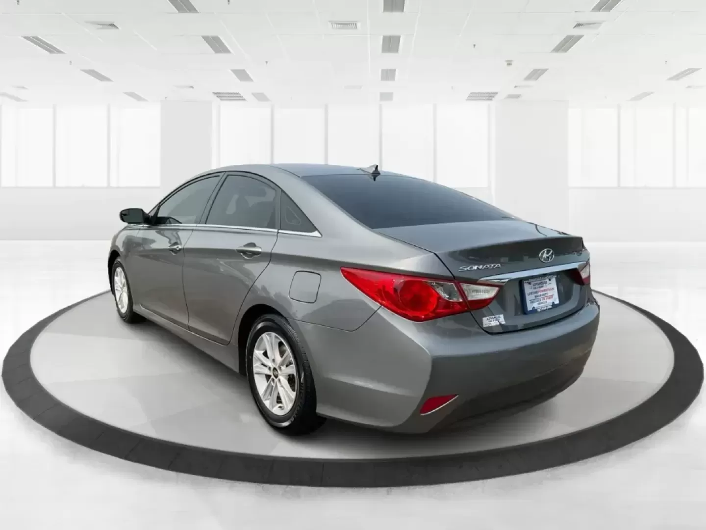 2014 Hyundai Sonata GLS (5NPEB4AC8EH) with an 2.4L I-4 gasoline direct injection engine, located at 401 Woodman Dr, Riverside, OH, 45431, (937) 908-9800, 39.760899, -84.123421 - Photo#4