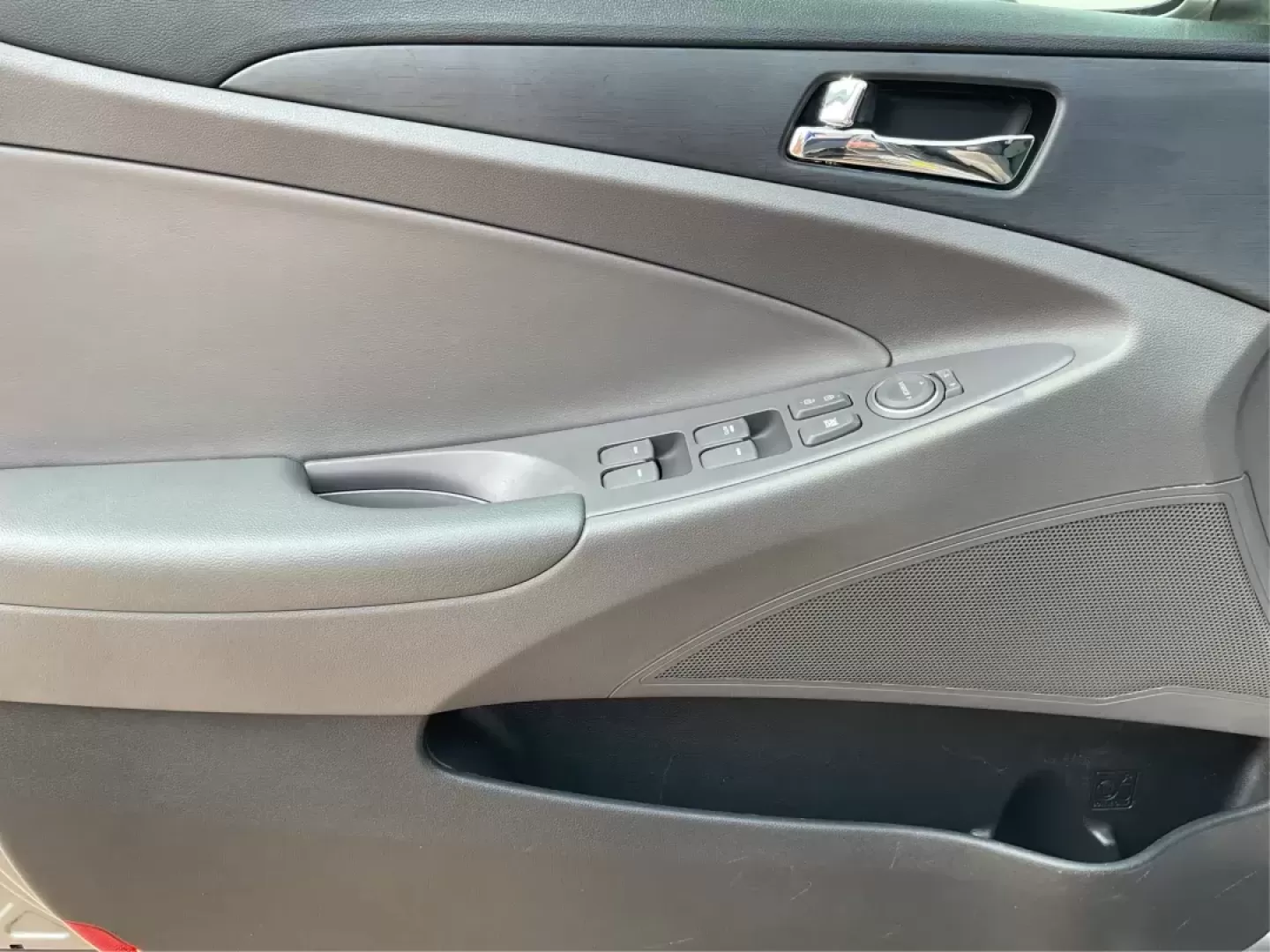2014 Hyundai Sonata GLS (5NPEB4AC8EH) with an 2.4L I-4 gasoline direct injection engine, located at 401 Woodman Dr, Riverside, OH, 45431, (937) 908-9800, 39.760899, -84.123421 - Photo#17