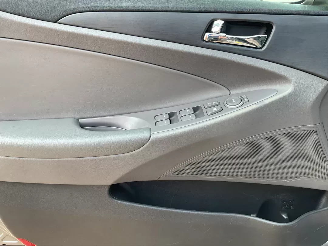 2014 Hyundai Sonata GLS (5NPEB4AC8EH) with an 2.4L I-4 gasoline direct injection engine, located at 401 Woodman Dr, Riverside, OH, 45431, (937) 908-9800, 39.760899, -84.123421 - Photo#17