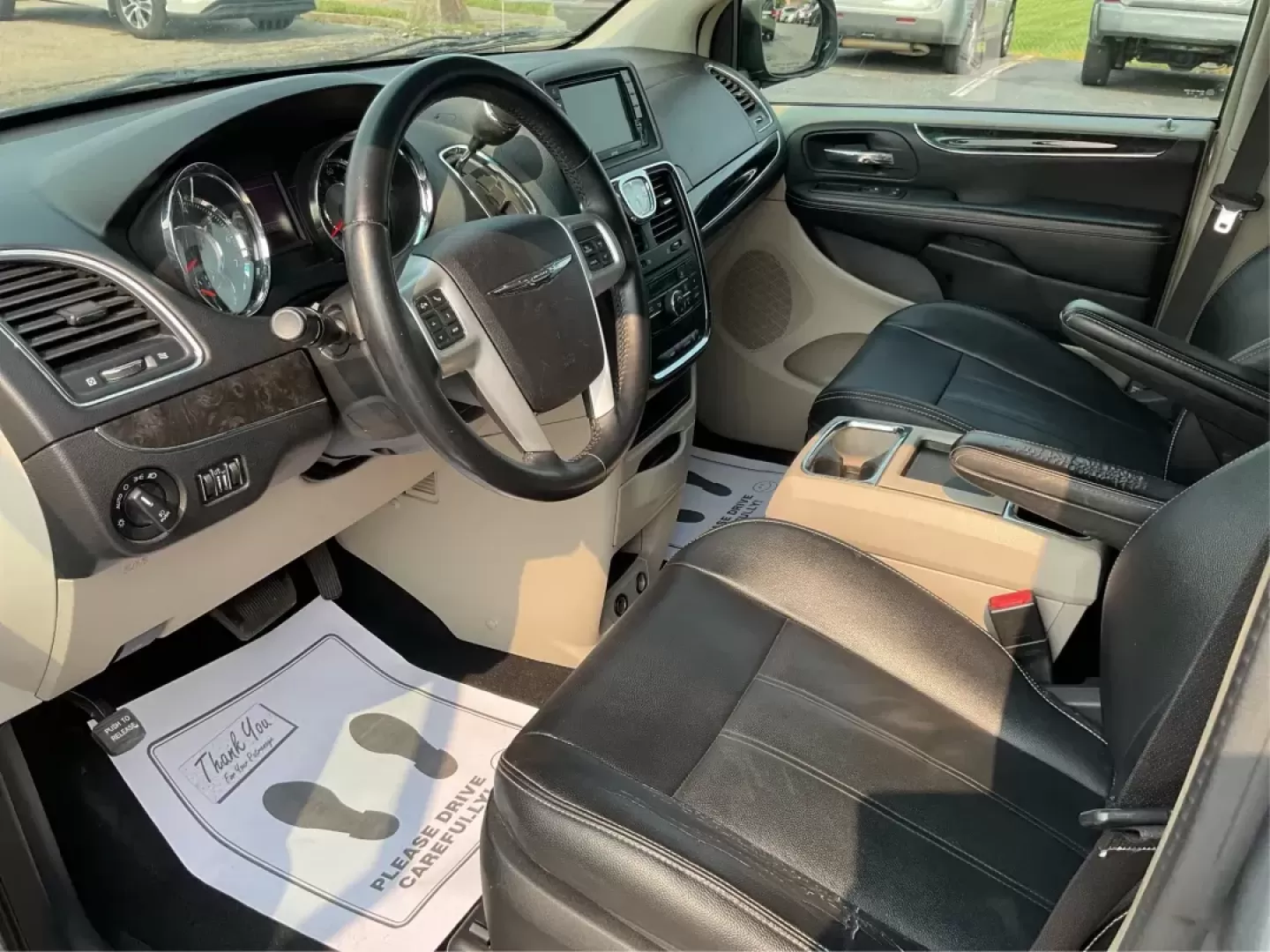 2014 Chrysler Town and Country Touring (2C4RC1BG3ER) with an 3.6L V6 DOHC 24V engine, 6-Speed Automatic transmission, located at 8750 N County Rd 25A, Piqua, OH, 45356, (937) 908-9800, 40.164391, -84.232513 - Photo#8
