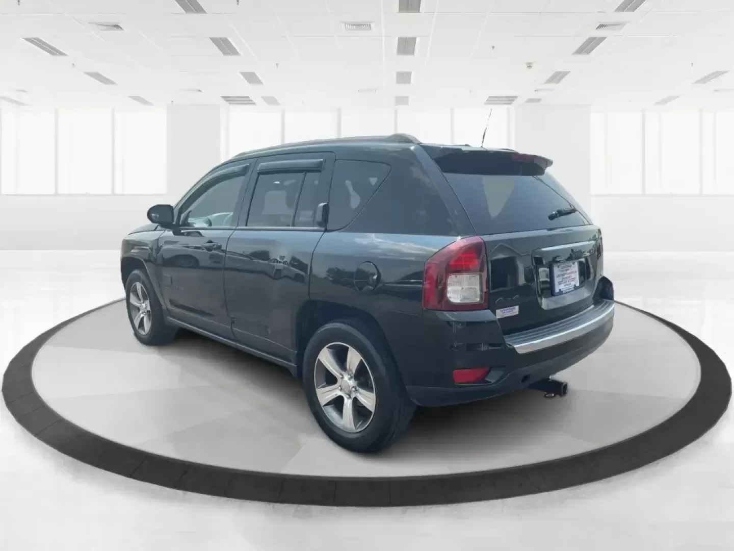 2016 Jeep Compass High Altitude Edition (1C4NJDEB2GD) with an 2.4L I-4 DOHC engine, located at 880 E. National Road, Vandalia, OH, 45377, (937) 908-9800, 39.891918, -84.183594 - Photo#4