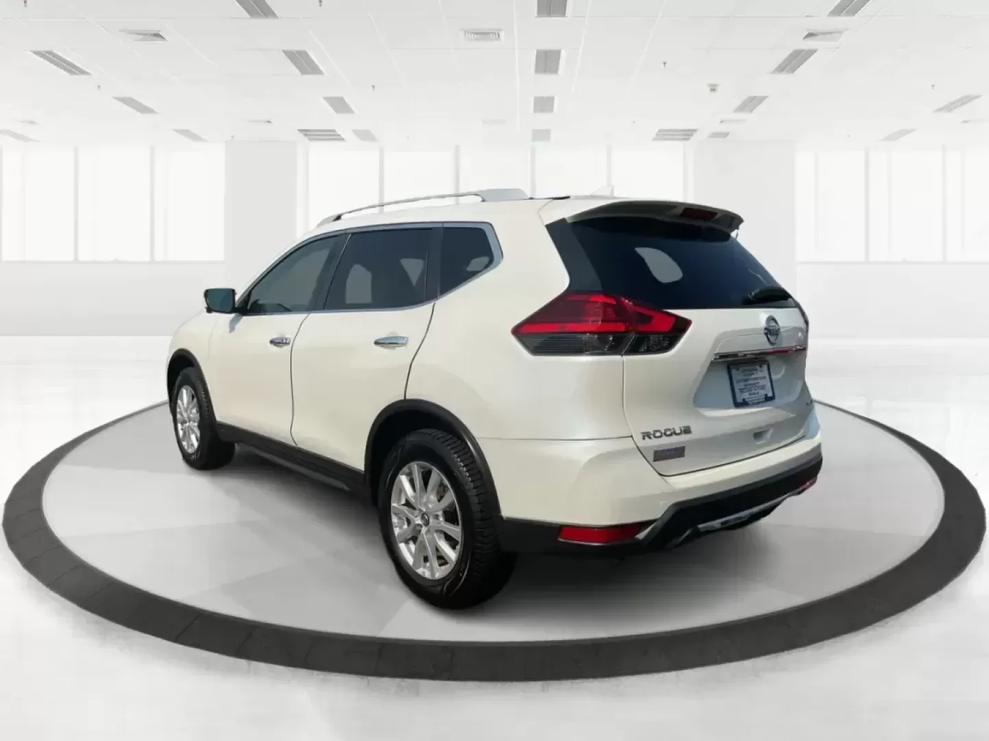 2017 Nissan Rogue SV (5N1AT2MV3HC) with an 2.5L I-4 DOHC engine, located at 1099 N County Rd 25A, Troy, OH, 45373, (937) 908-9800, 40.057079, -84.212883 - Photo#4