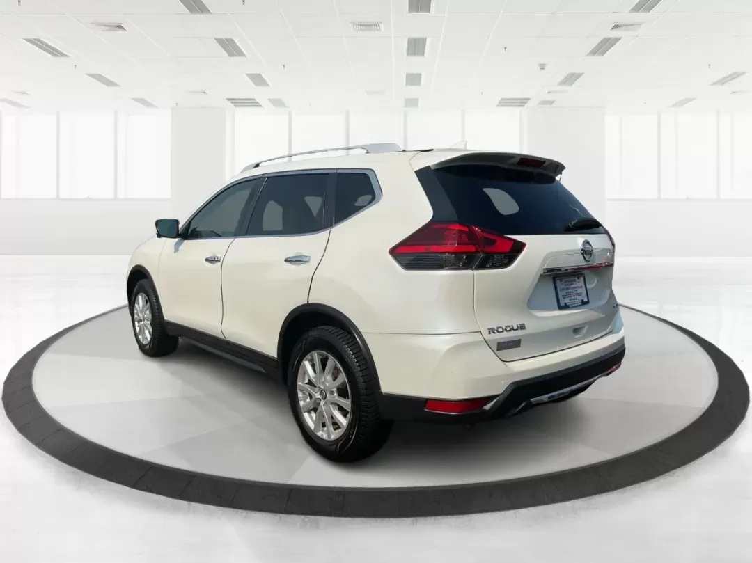 2017 Nissan Rogue SV (5N1AT2MV3HC) with an 2.5L I-4 DOHC engine, located at 1099 N County Rd 25A , Troy, OH, 45373, (937) 908-9800, 40.057079, -84.212883 - Photo#4