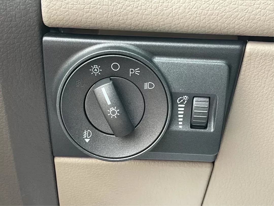 2010 Lincoln MKX AWD (2LMDJ8JC8AB) with an Other engine, located at 8750 N County Rd 25A, Piqua, OH, 45356, (937) 908-9800, 40.164391, -84.232513 - 2010 Lincoln MKX AWD - Photo#16