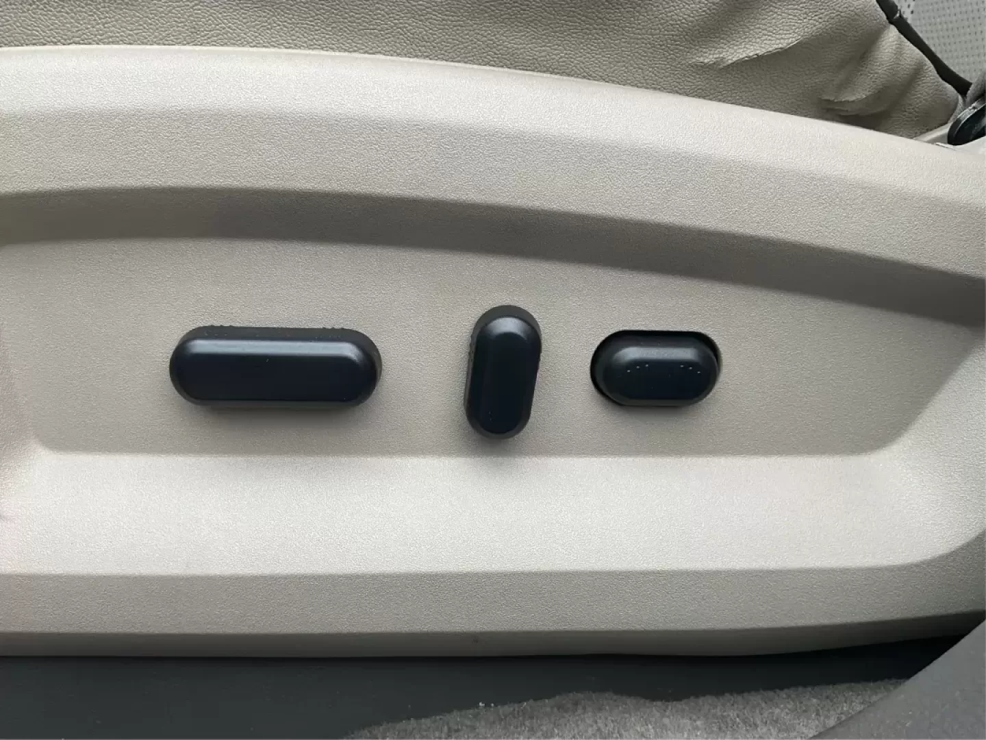 2010 Lincoln MKX AWD (2LMDJ8JC8AB) with an Other engine, located at 8750 N County Rd 25A, Piqua, OH, 45356, (937) 908-9800, 40.164391, -84.232513 - 2010 Lincoln MKX AWD - Photo#17