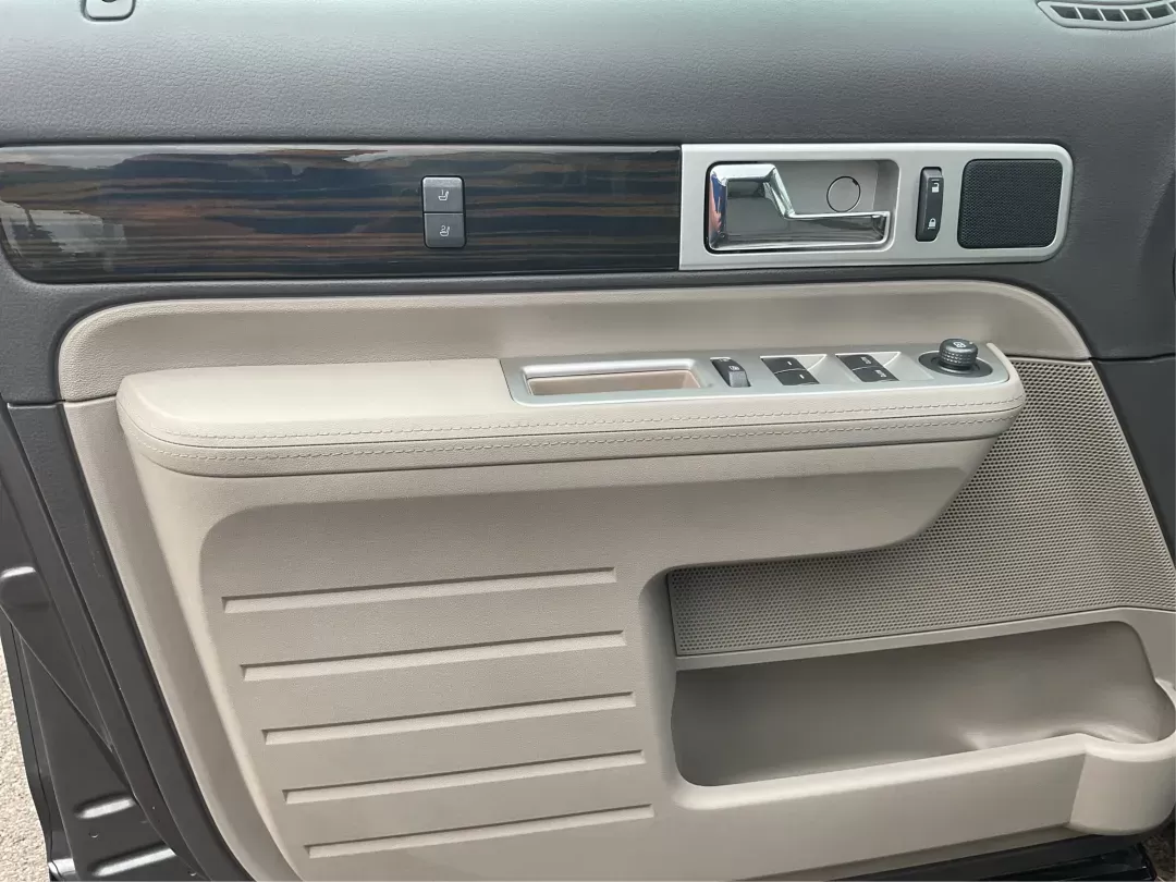 2010 Lincoln MKX AWD (2LMDJ8JC8AB) with an Other engine, located at 8750 N County Rd 25A, Piqua, OH, 45356, (937) 908-9800, 40.164391, -84.232513 - 2010 Lincoln MKX AWD - Photo#18