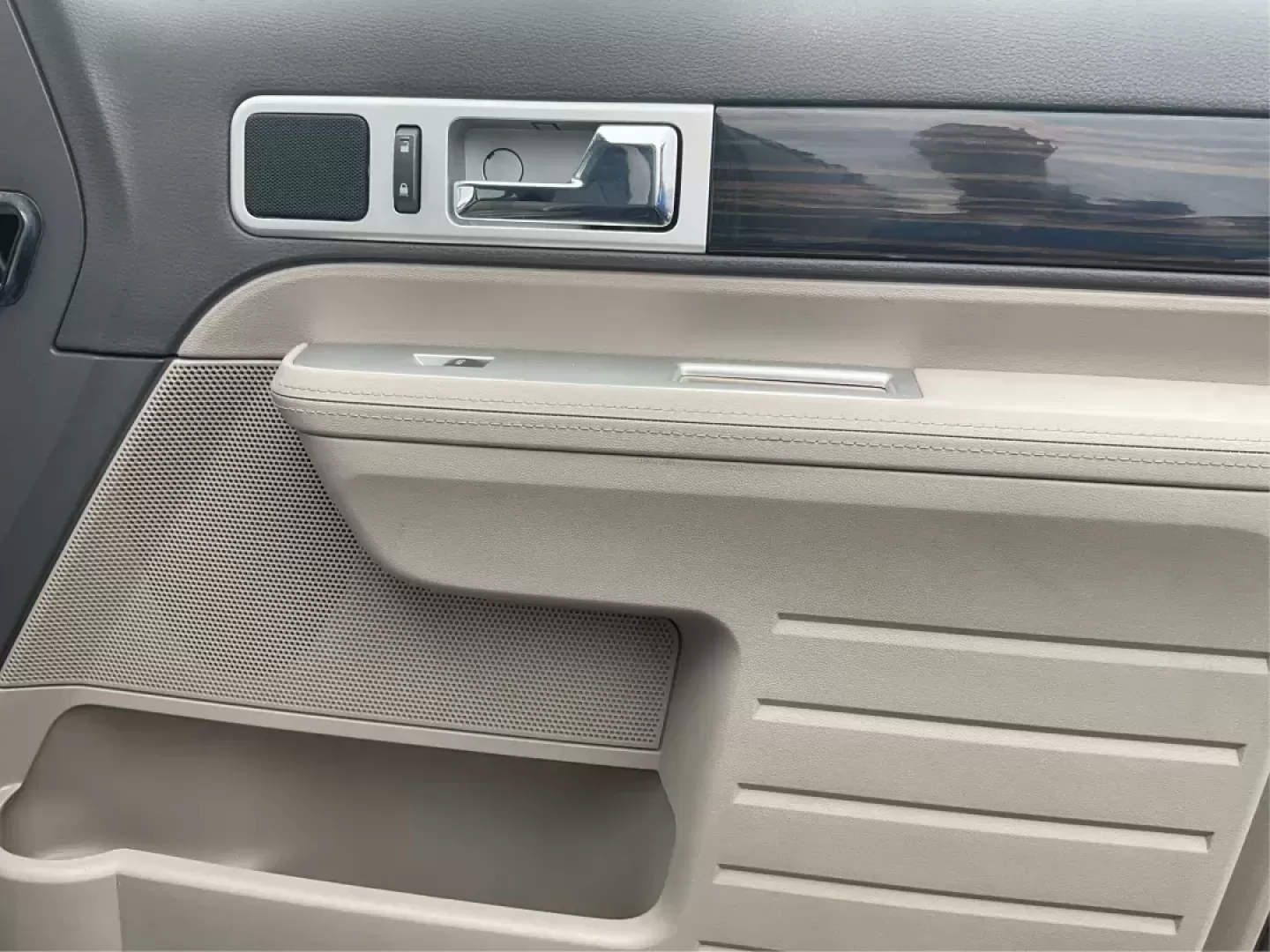 2010 Lincoln MKX AWD (2LMDJ8JC8AB) with an Other engine, located at 8750 N County Rd 25A, Piqua, OH, 45356, (937) 908-9800, 40.164391, -84.232513 - 2010 Lincoln MKX AWD - Photo#19