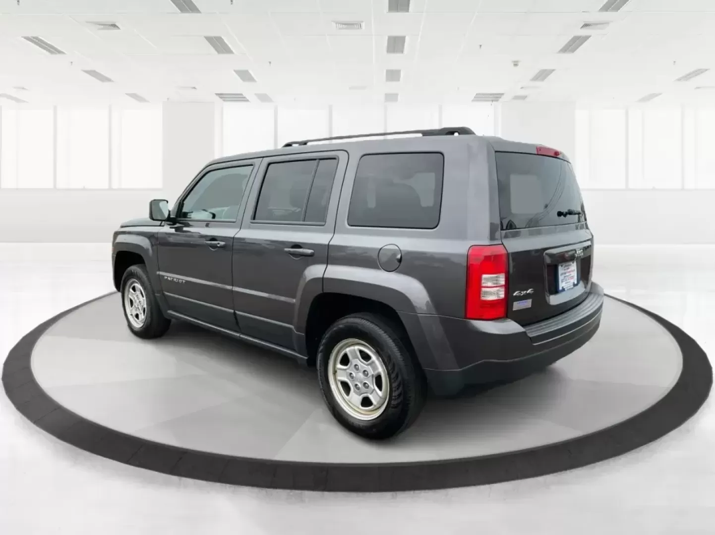 2016 Jeep Patriot Sport (1C4NJRBB1GD) with an 2.4L I-4 DOHC engine, located at 1230 East Main St, Xenia, OH, 45385, (937) 908-9800, 39.688026, -83.910172 - 2016 Jeep Patriot Sport - Photo#4