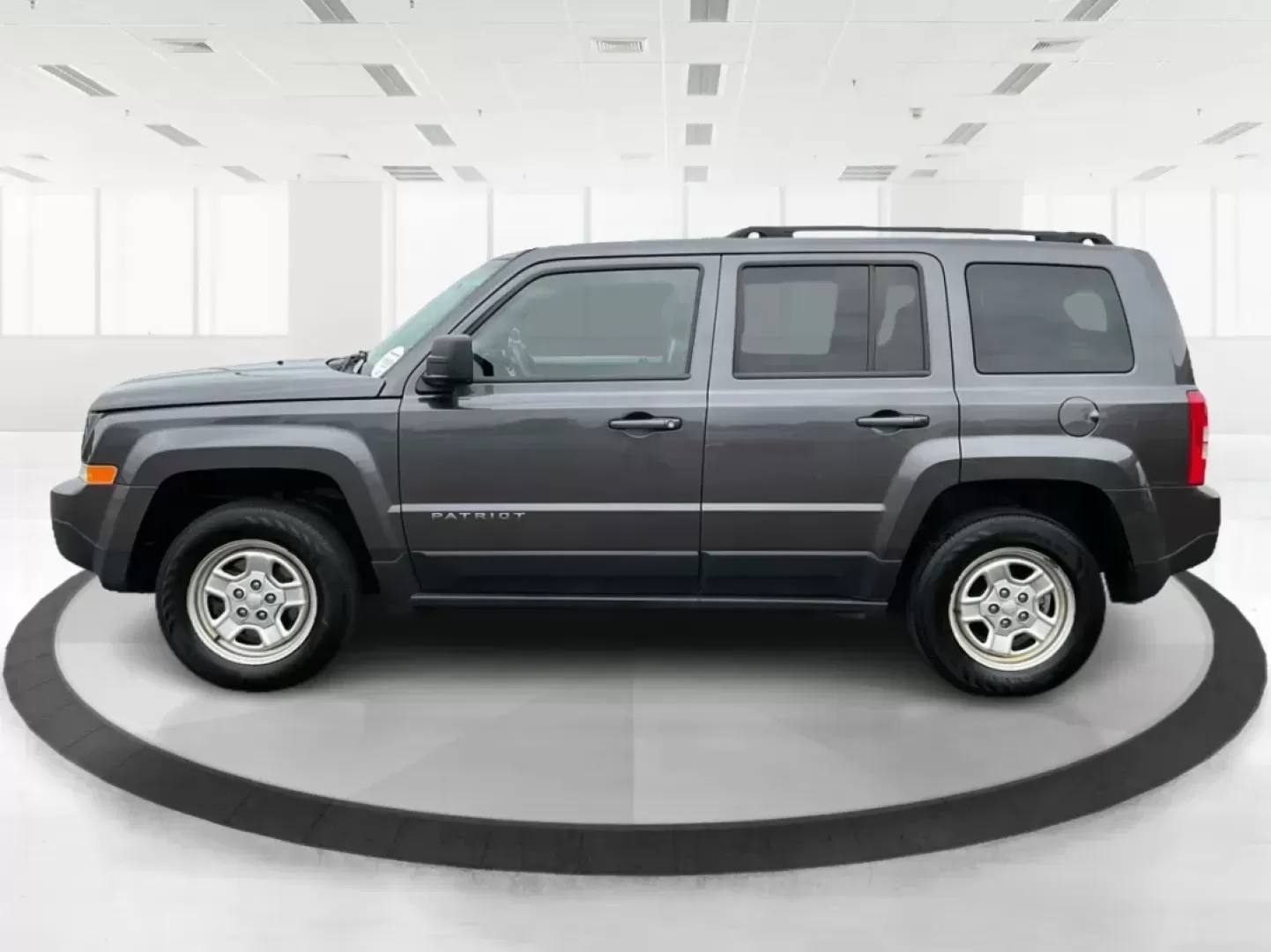 2016 Jeep Patriot Sport (1C4NJRBB1GD) with an 2.4L I-4 DOHC engine, located at 1230 East Main St, Xenia, OH, 45385, (937) 908-9800, 39.688026, -83.910172 - 2016 Jeep Patriot Sport - Photo#5