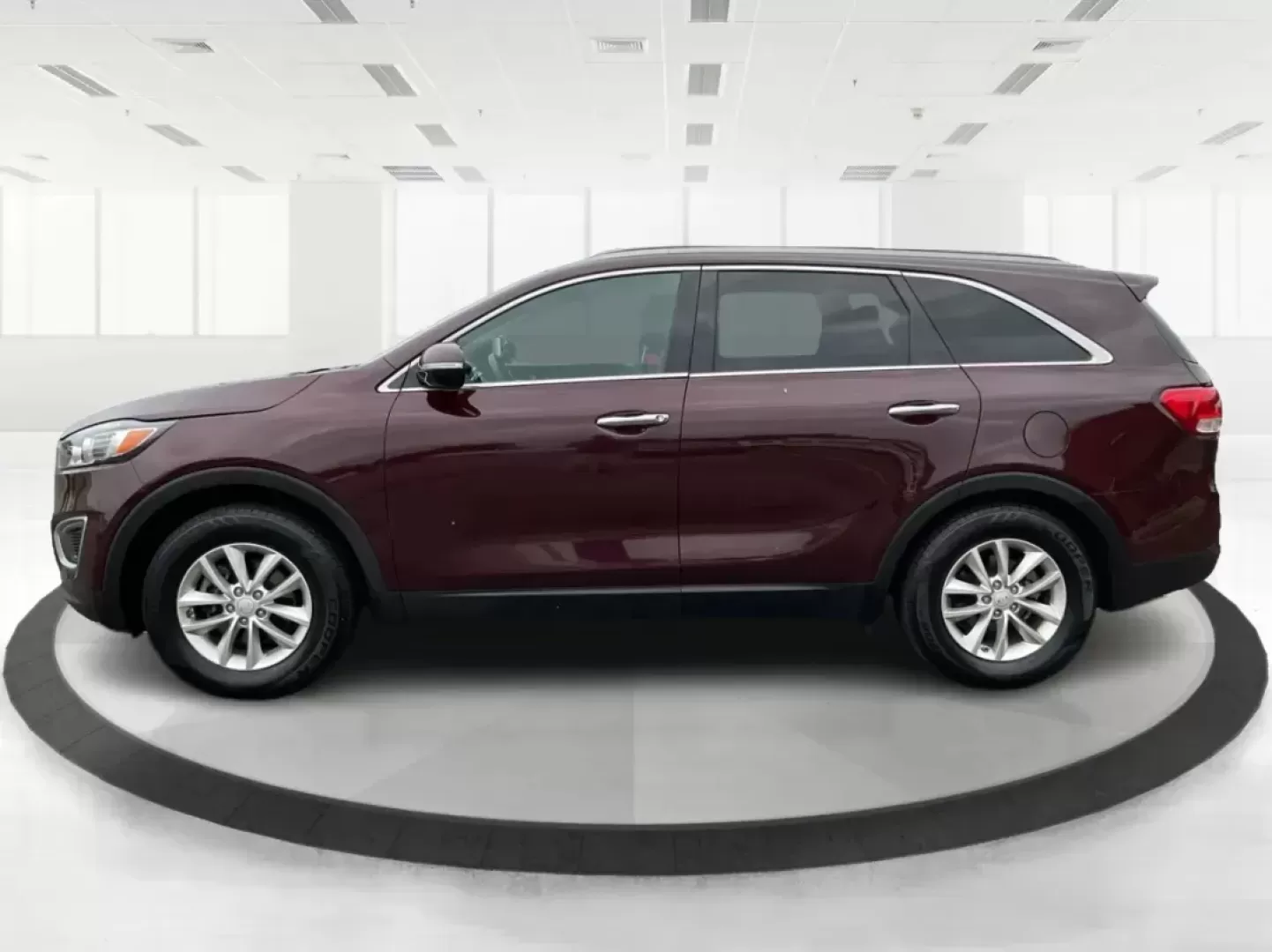 2017 Kia Sorento 3.3L LX (5XYPG4A53HG) with an Lambda II 3.3L V-6 gasoline direct injection engine, located at 880 E. National Road, Vandalia, OH, 45377, (937) 908-9800, 39.891918, -84.183594 - 2017 Kia Sorento 3.3L LX - Photo#5