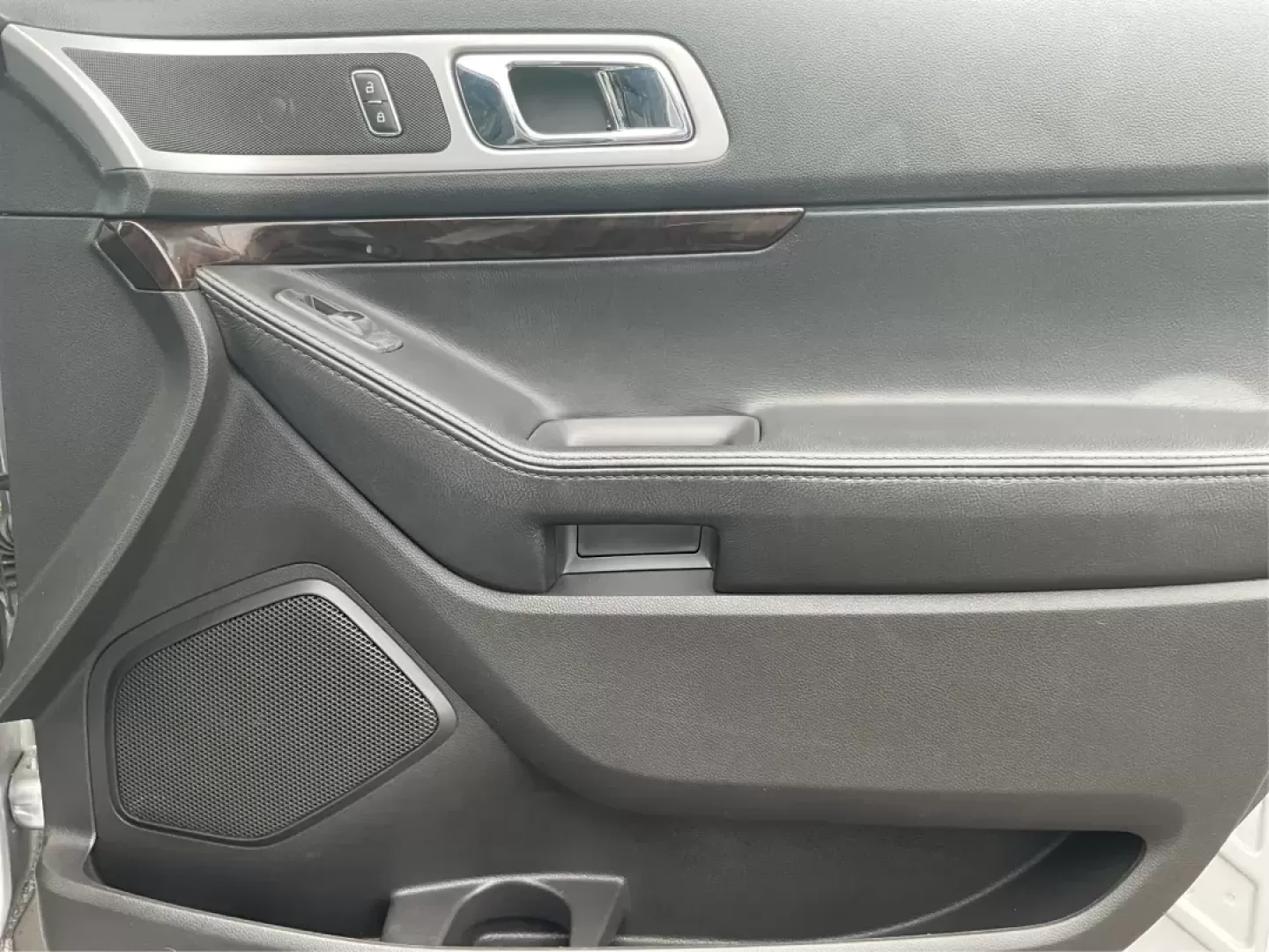 2011 Ford Explorer Limited (1FMHK8F80BG) with an 3.5L V-6 DOHC engine, located at 1951 S Dayton Lakeview Rd., New Carlisle, OH, 45344, (937) 908-9800, 39.890999, -84.050255 - Third Row - Photo#19