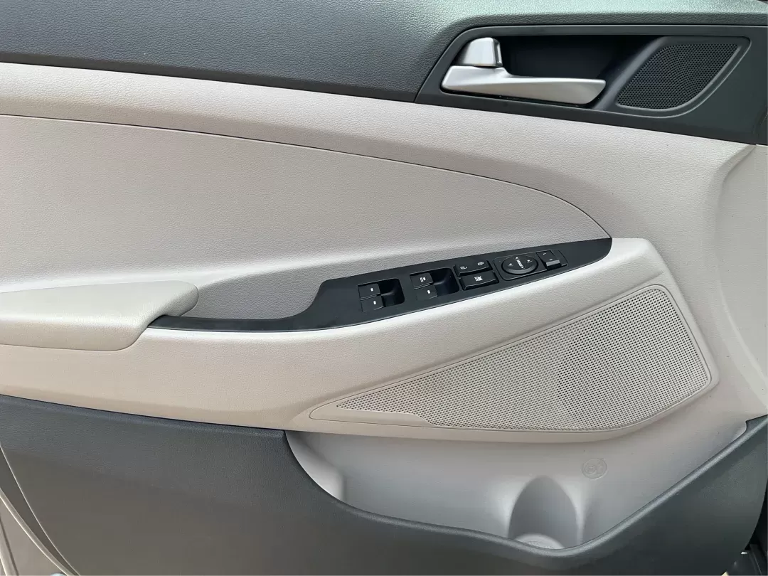 2018 Hyundai Tucson SEL (KM8J3CA44JU) with an Nu 2L I-4 gasoline direct injection engine, located at 1184 Kauffman Ave, Fairborn, OH, 45324, (937) 908-9800, 39.807072, -84.030914 - Photo#17