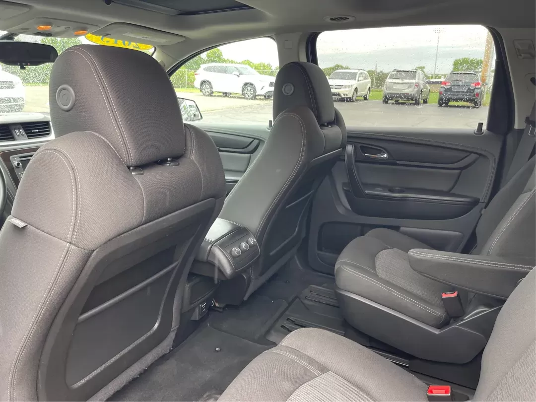 2015 Chevrolet Traverse 1LT (1GNKVGKD8FJ) with an 3.6L V-6 gasoline direct injection engine, located at 4508 South Dixie Dr, Moraine, OH, 45439, (937) 908-9800, 39.689976, -84.218452 - Photo#9