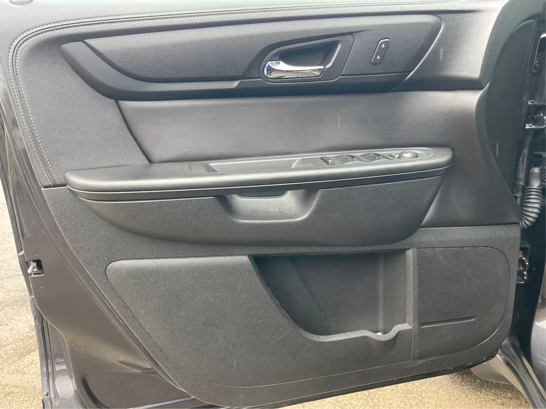 2015 Chevrolet Traverse 1LT (1GNKVGKD8FJ) with an 3.6L V-6 gasoline direct injection engine, located at 4508 South Dixie Dr, Moraine, OH, 45439, (937) 908-9800, 39.689976, -84.218452 - Photo#18