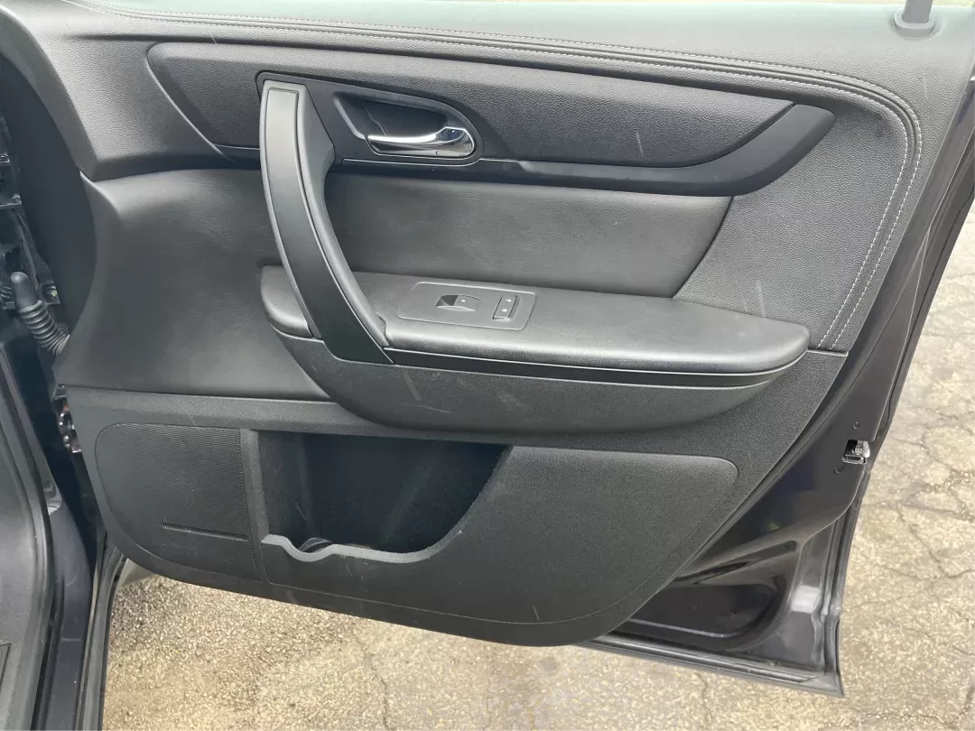 2015 Chevrolet Traverse 1LT (1GNKVGKD8FJ) with an 3.6L V-6 gasoline direct injection engine, located at 4508 South Dixie Dr, Moraine, OH, 45439, (937) 908-9800, 39.689976, -84.218452 - Photo#19