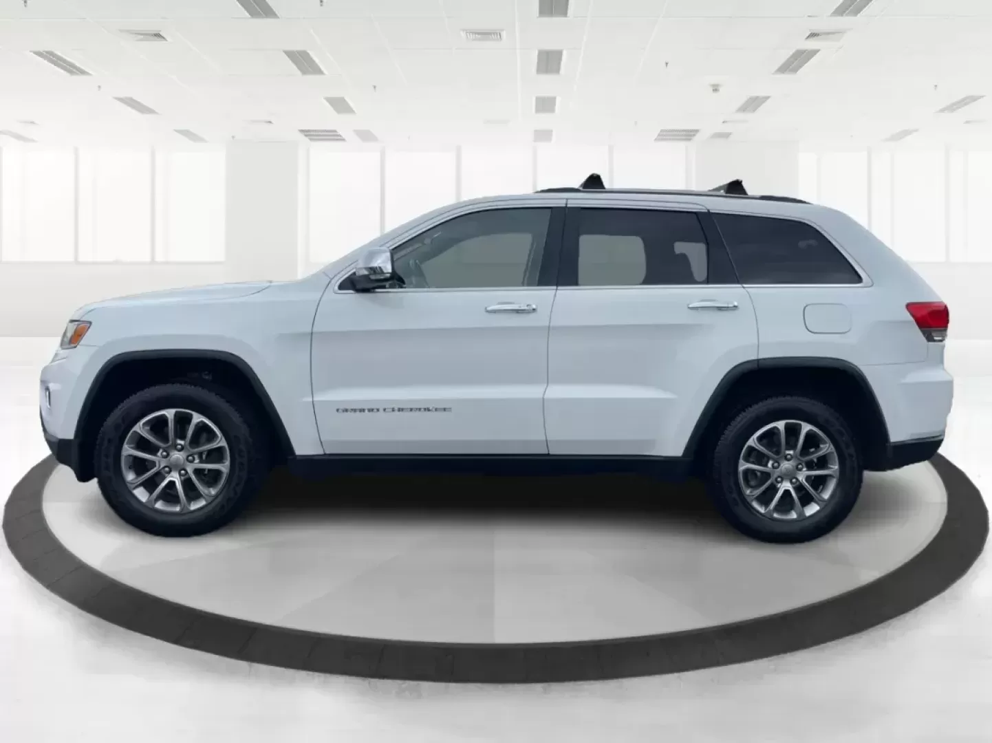 2016 Jeep Grand Cherokee Limited (1C4RJFBG9GC) with an Other engine, located at 1230 East Main St, Xenia, OH, 45385, (937) 908-9800, 39.688026, -83.910172 - ### Discover Adventure with the 2016 Jeep Grand Cherokee Limited at Advantage Car and Credit in Fairborn, OH!<br /> <br /> Are you ready to elevate your weekend adventures or tackle your daily commute with style and confidence? The 2016 Jeep Grand Cherokee Limited is the perfect SUV for those who cr - Photo#5