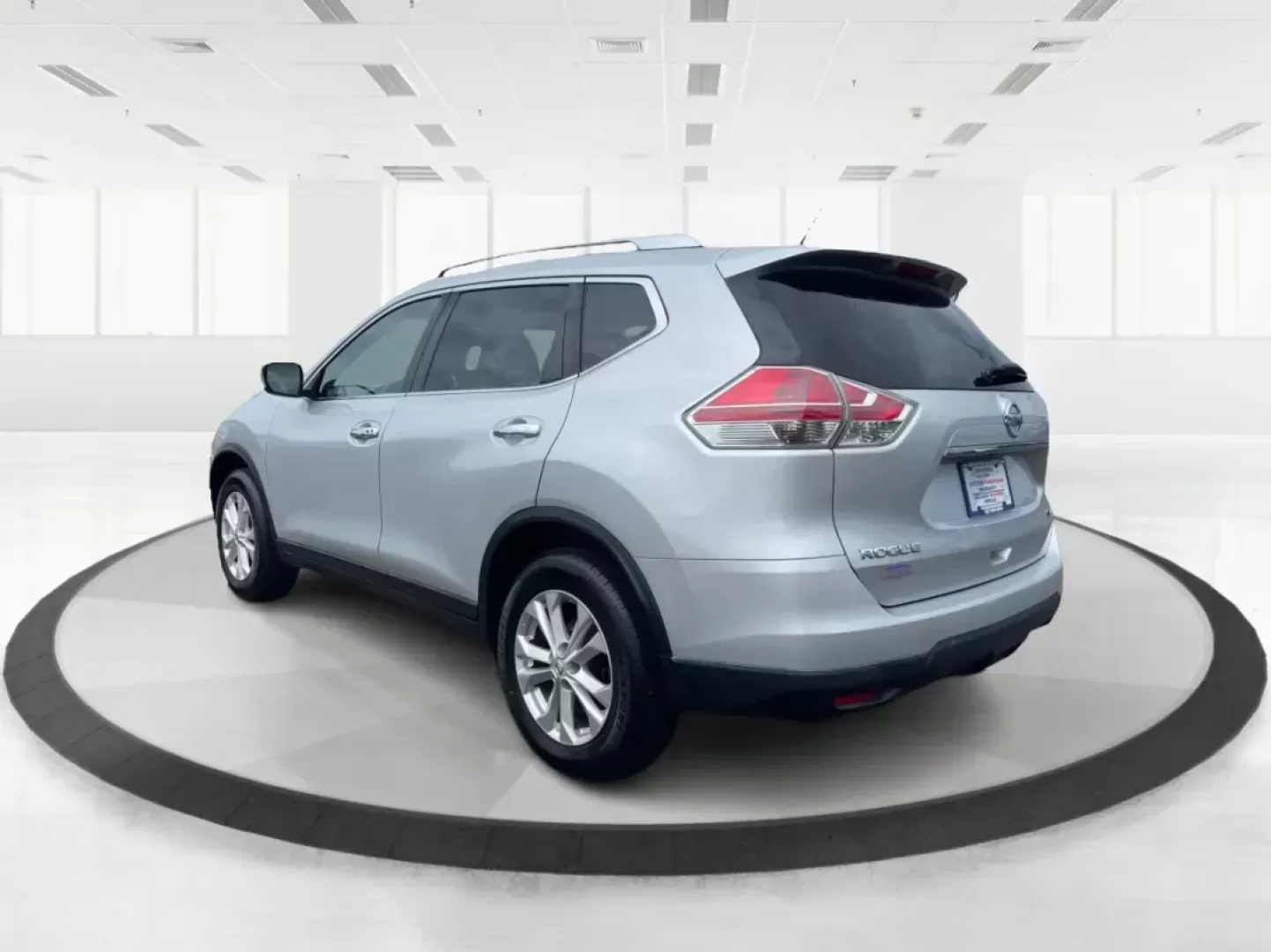 2016 Nissan Rogue SV (KNMAT2MV9GP) with an 2.5L I-4 DOHC engine, located at 1184 Kauffman Ave, Fairborn, OH, 45324, (937) 908-9800, 39.807072, -84.030914 - Photo#4