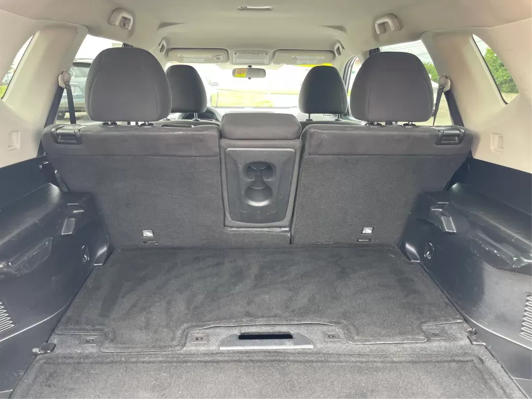 2016 Nissan Rogue SV (KNMAT2MV9GP) with an 2.5L I-4 DOHC engine, located at 1184 Kauffman Ave, Fairborn, OH, 45324, (937) 908-9800, 39.807072, -84.030914 - 2016 Nissan Rogue SV - Photo#11