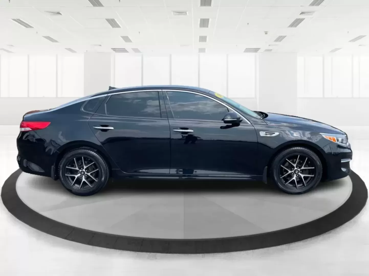 2016 Kia Optima EX (5XXGU4L35GG) with an Theta II 2.4L I-4 gasoline direct injection engine, located at 1230 East Main St, Xenia, OH, 45385, (937) 908-9800, 39.688026, -83.910172 - Photo#1