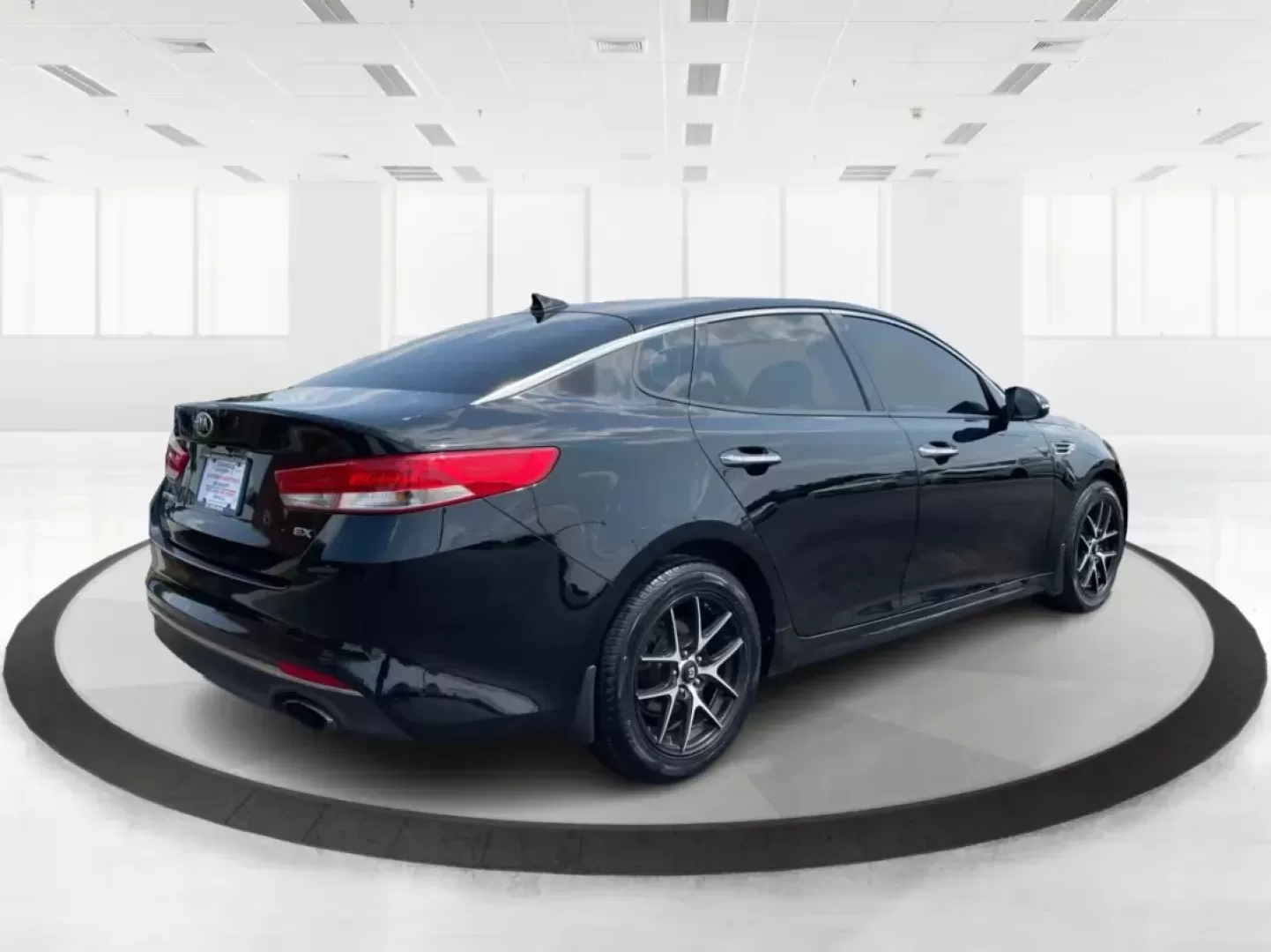 2016 Kia Optima EX (5XXGU4L35GG) with an Theta II 2.4L I-4 gasoline direct injection engine, located at 1230 East Main St, Xenia, OH, 45385, (937) 908-9800, 39.688026, -83.910172 - Photo#2