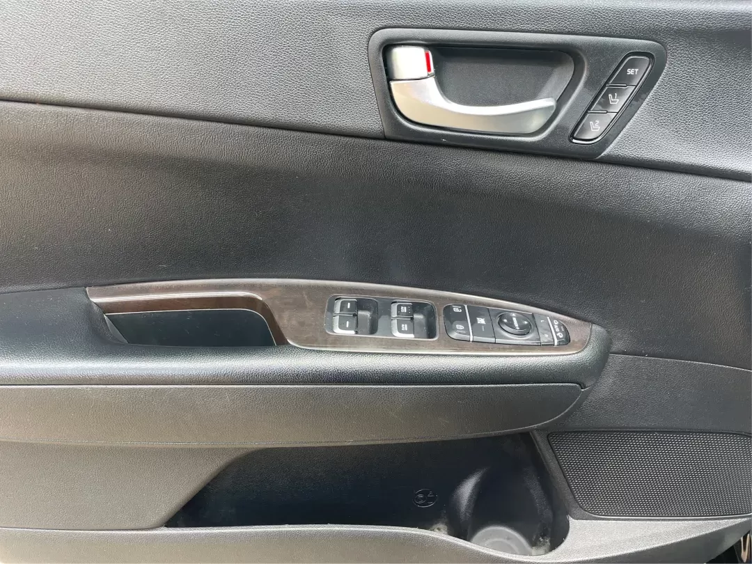 2016 Kia Optima EX (5XXGU4L35GG) with an Theta II 2.4L I-4 gasoline direct injection engine, located at 1230 East Main St, Xenia, OH, 45385, (937) 908-9800, 39.688026, -83.910172 - Photo#18