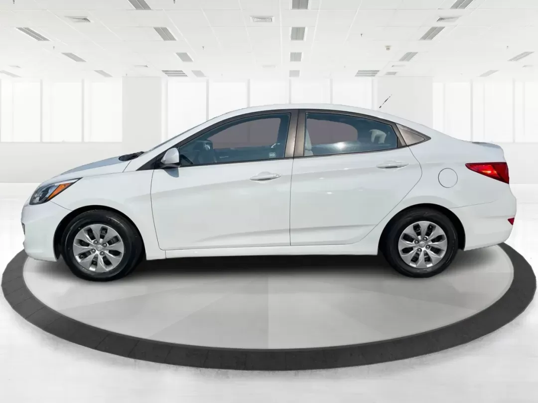 2017 Hyundai Accent SE 4-Door 6A (KMHCT4AE7HU) with an 1.6L L4 DOHC 16V engine, 6-Speed Automatic transmission, located at 401 Woodman Dr, Riverside, OH, 45431, (937) 908-9800, 39.760899, -84.123421 - Photo#5