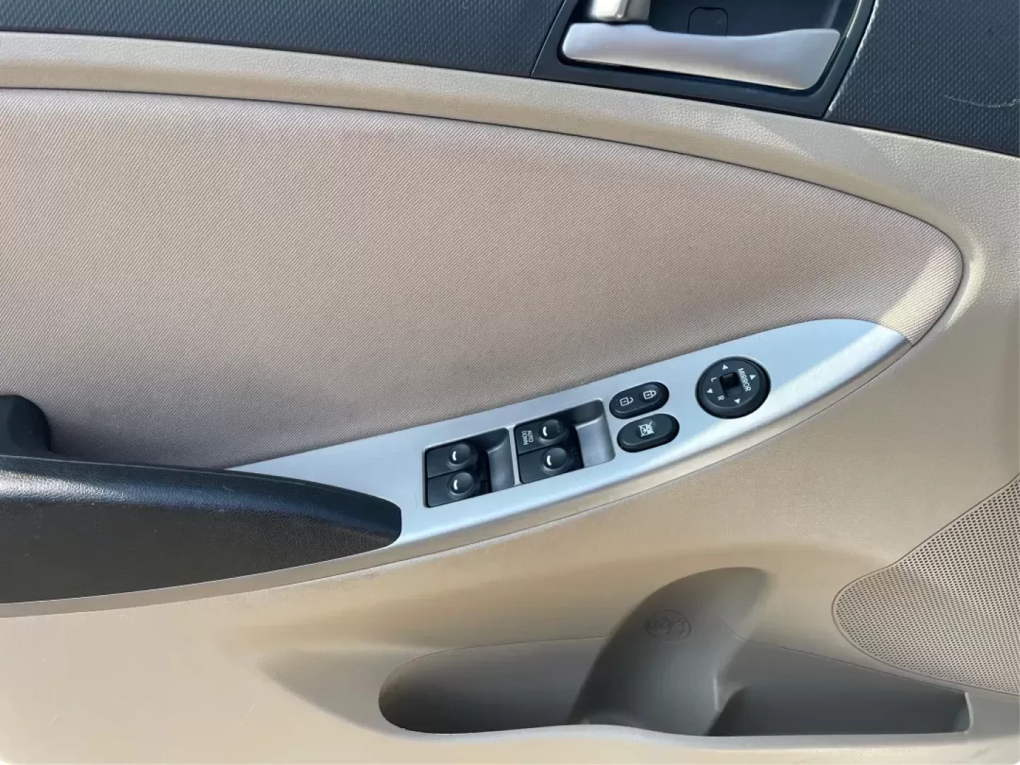 2017 Hyundai Accent SE 4-Door 6A (KMHCT4AE7HU) with an 1.6L L4 DOHC 16V engine, 6-Speed Automatic transmission, located at 401 Woodman Dr, Riverside, OH, 45431, (937) 908-9800, 39.760899, -84.123421 - 2017 Hyundai Accent SE 4-Door 6A - Photo#17