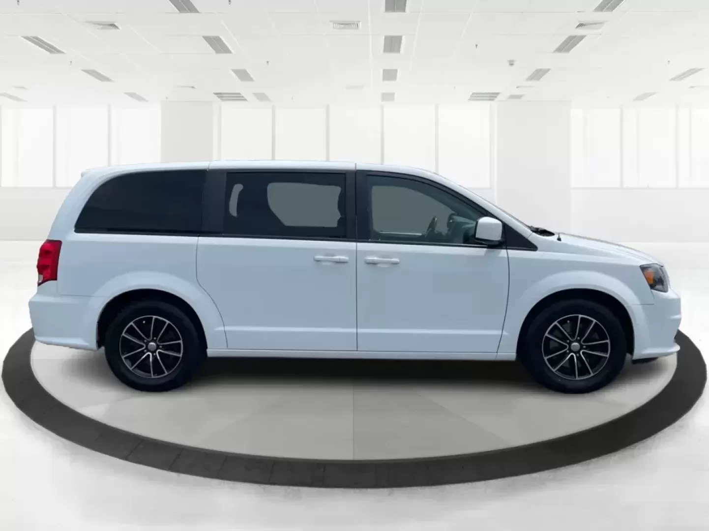 2019 Dodge Grand Caravan GT (2C4RDGEG7KR) with an Pentastar 3.6L V-6 DOHC engine, located at 1230 East Main St, Xenia, OH, 45385, (937) 908-9800, 39.688026, -83.910172 - Photo#1