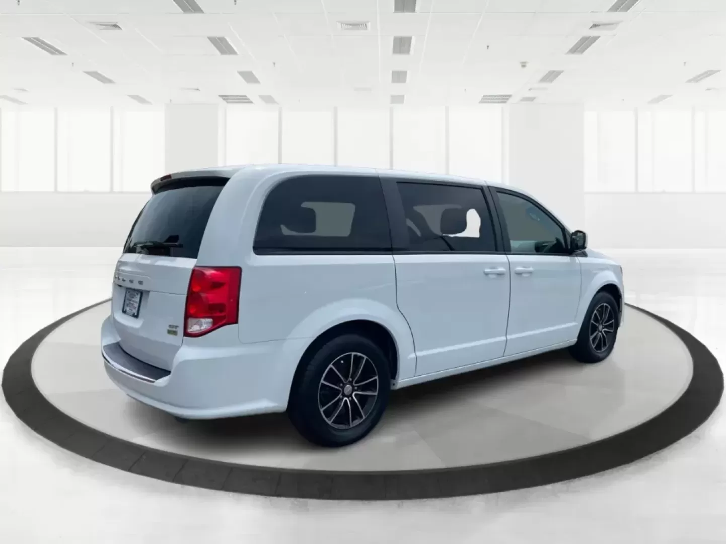 2019 Dodge Grand Caravan GT (2C4RDGEG7KR) with an Pentastar 3.6L V-6 DOHC engine, located at 1230 East Main St, Xenia, OH, 45385, (937) 908-9800, 39.688026, -83.910172 - Photo#2