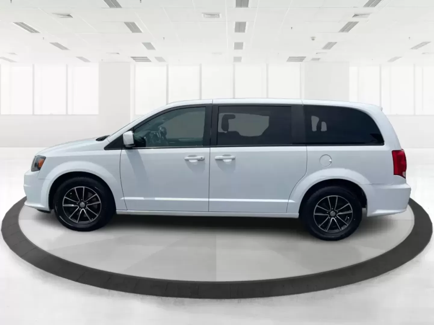 2019 Dodge Grand Caravan GT (2C4RDGEG7KR) with an Pentastar 3.6L V-6 DOHC engine, located at 1230 East Main St, Xenia, OH, 45385, (937) 908-9800, 39.688026, -83.910172 - Photo#5