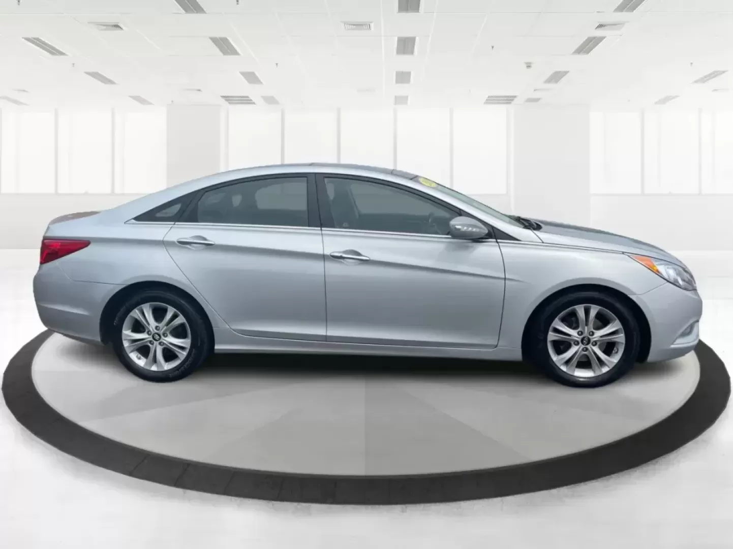 2012 Hyundai Sonata Limited (5NPEC4AC5CH) with an 2.4L I-4 gasoline direct injection engine, located at 1230 East Main St, Xenia, OH, 45385, (937) 908-9800, 39.688026, -83.910172 - One Owner - Photo#1