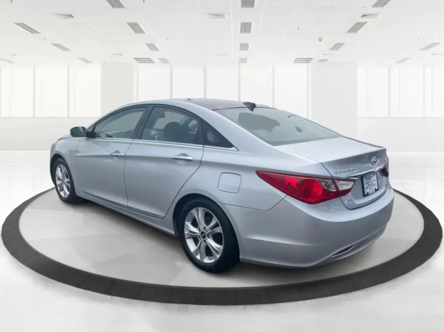 2012 Hyundai Sonata Limited (5NPEC4AC5CH) with an 2.4L I-4 gasoline direct injection engine, located at 1230 East Main St, Xenia, OH, 45385, (937) 908-9800, 39.688026, -83.910172 - One Owner - Photo#4