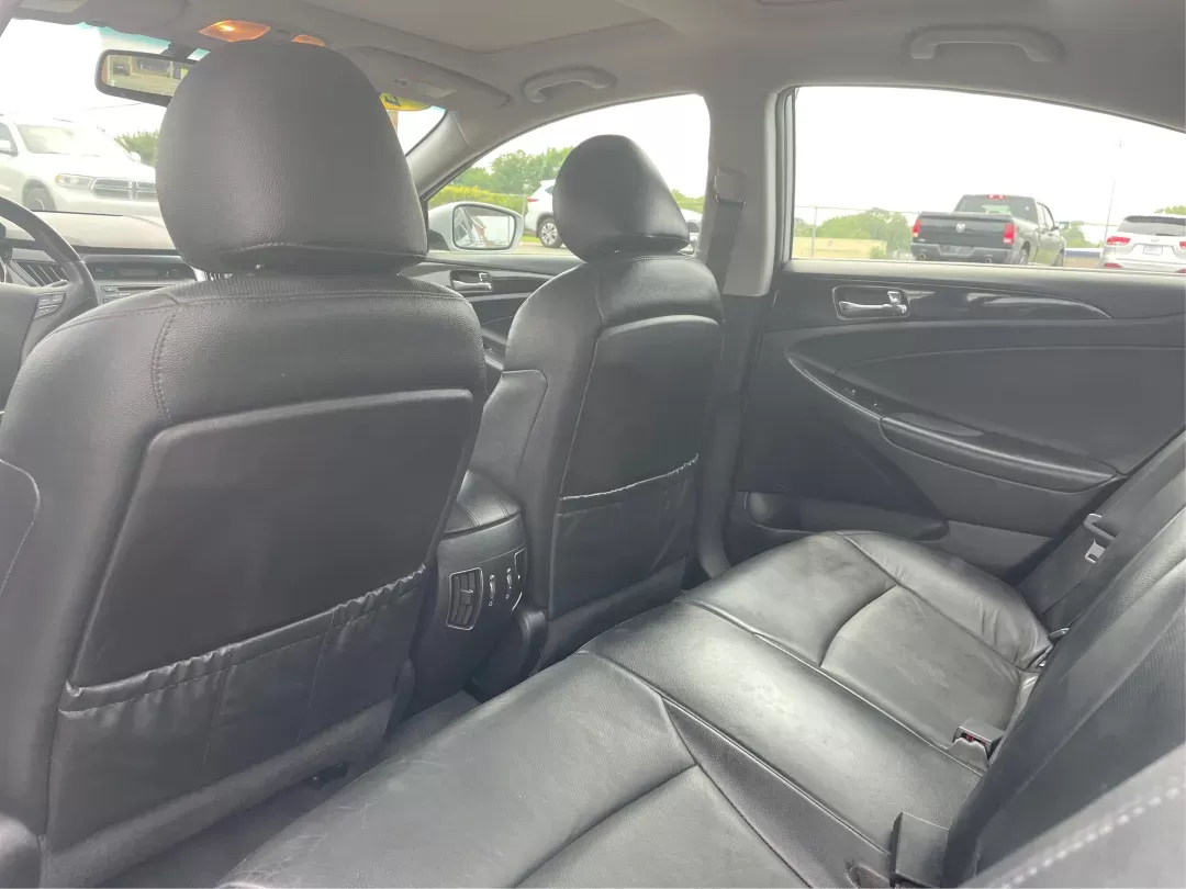 2012 Hyundai Sonata Limited (5NPEC4AC5CH) with an 2.4L I-4 gasoline direct injection engine, located at 1230 East Main St, Xenia, OH, 45385, (937) 908-9800, 39.688026, -83.910172 - One Owner - Photo#9